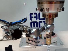 Präzisions-Klebstoffapplikation für Fahrzeug-Glaselemente