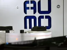 Präzisions-Klebstoffapplikation für Fahrzeug-Glaselemente