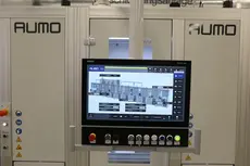 HMI 24" mit Haltegriffen und physischen Tasten