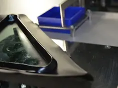 Präzisions-Klebstoffapplikation für Fahrzeug-Glaselemente