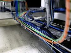 Kabelführungstrasse an Anlage in Bodennähe