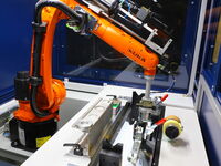 Robot with application head Adhesive