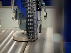 Maschine zur mechanischen Vorbereitung eines Großflächenwerkzeuges