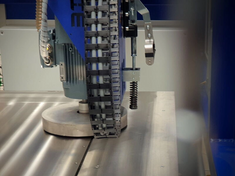 Maschine zur mechanischen Vorbereitung eines Großflächenwerkzeuges