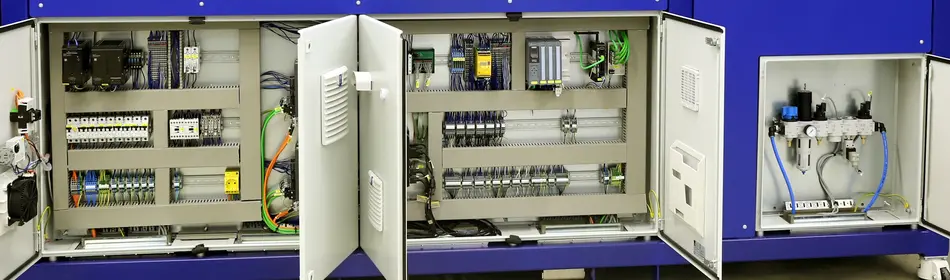 Schaltschrank und Pneumatikschrank Anordnung an Anlage