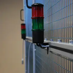 Foto Schutzzaun mit Signalampel