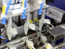 Automatisierte Dosier- und Befüllanlage für Mikroreaktorgefäße